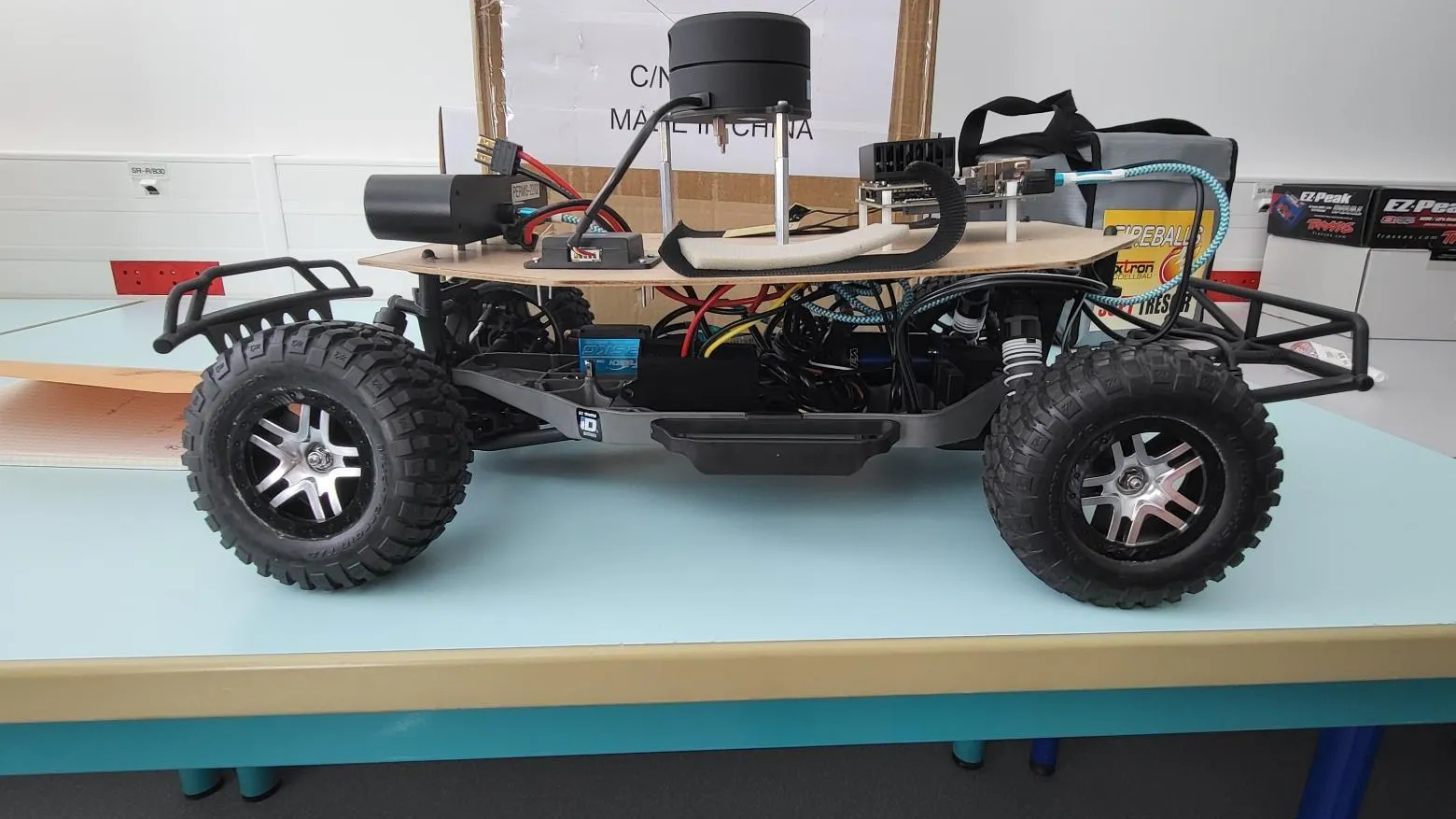 La voiture autonome à l'échelle 1:10, vue de profil, avec son LiDAR et sa carte Jetson.